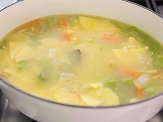 2、花椰菜奶酪汤,加土豆、鸡汤、月桂叶、百里香，盐和黑胡椒。