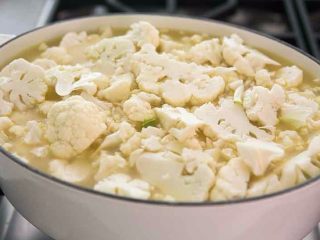 3、花椰菜奶酪汤,最后加入花菜，加盖煮12-15分钟，直到蔬菜完全熟透。