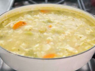 4、花椰菜奶酪汤,关火，取出月桂叶。将煮好的蔬菜用搅拌器打均匀，直到完全光滑。