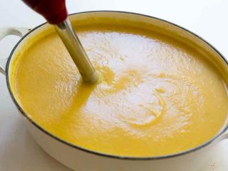 5、花椰菜奶酪汤,然后加入切达奶酪，伍斯特沙司。低速打均匀，直到完全混合。最后倒入。