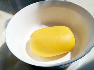 8、花样面条+塔佳琳肉丸面,最后揉成光滑的面团。