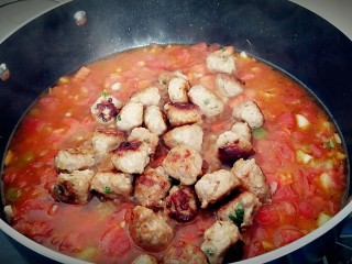 20、花样面条+塔佳琳肉丸面,倒入肉丸，盖上锅盖闷烧片刻。