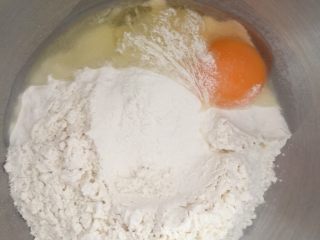 2、早餐香葱芝士肠子包,打入鸡蛋