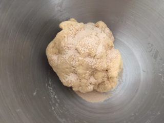 4、早餐香葱芝士肠子包,加入酵母，继续和面3分钟