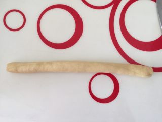 9、早餐香葱芝士肠子包,搓长