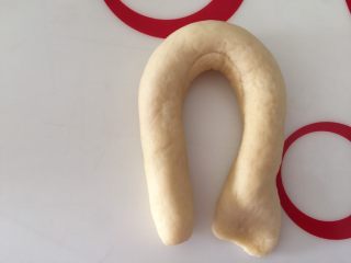 10、早餐香葱芝士肠子包,一头按扁