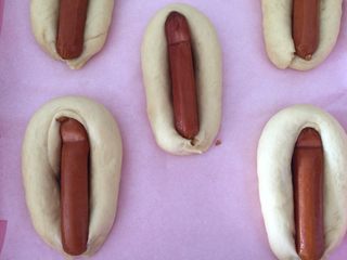 12、早餐香葱芝士肠子包,把肠仔放进去