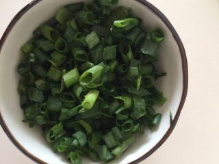 15、早餐香葱芝士肠子包,葱切碎