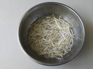 3、夏天来了，教你一招五分钟调制出爽口小凉菜,绿豆芽洗干净备用