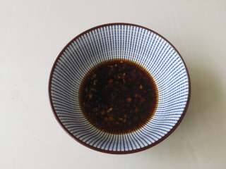 8、夏天来了，教你一招五分钟调制出爽口小凉菜,调成蒜汁备用，这样调出来的味道和食材一样一样放进去的味道不一样的