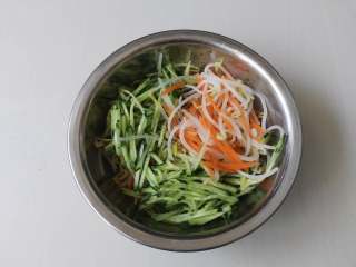 9、夏天来了，教你一招五分钟调制出爽口小凉菜,黄瓜丝，绿豆芽，胡萝卜丝放入一个大点的盆里