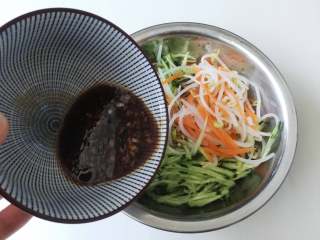 10、夏天来了，教你一招五分钟调制出爽口小凉菜,倒入之前调好的蒜汁