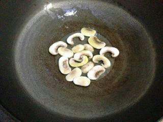 2、吐司披萨, 锅内热少许橄榄油，放入蘑菇煎熟出锅。