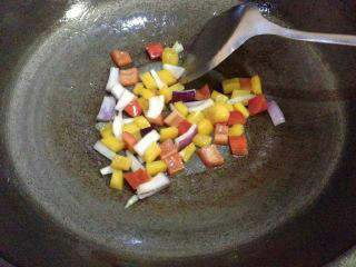 3、吐司披萨,同样的把洋葱和彩椒调少许盐炒断生出锅。