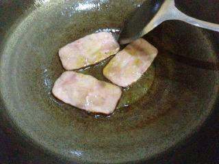 4、吐司披萨,把培根煎至两面微焦出锅。