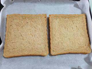 5、吐司披萨,烤盘垫上油纸，放入全麦吐司2片。