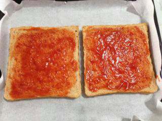 6、吐司披萨,在吐司上涂上番茄酱或者披萨酱等。