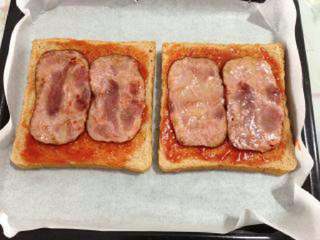 7、吐司披萨, 再放一层培根片。