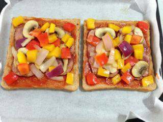 8、吐司披萨, 把蘑菇、彩椒、洋葱放上。