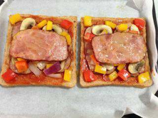 9、吐司披萨,再放一片培根，不放也可。