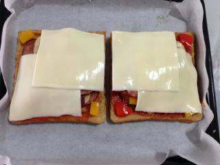 10、吐司披萨,最上层铺上奶酪片即可。只铺一片也可以的，就是我比较喜欢奶酪就铺了两片。