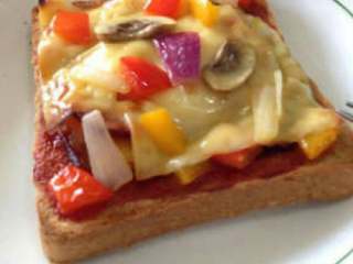 11、吐司披萨,烤箱预热200度，中层，上下烤8分钟，再转上烤，目测奶酪溶化即可，上面留些洋葱、蘑菇、彩椒作装饰即可。