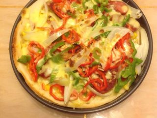 6、香肠披萨,披萨饼材料放入180度20分钟