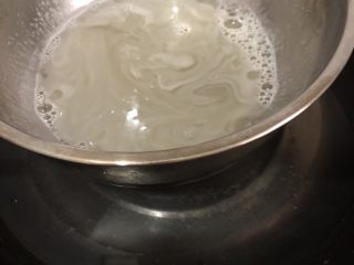 3、海洋慕斯蛋糕,分别隔水加热搅拌到吉利丁粉完全融化，然后拿出来