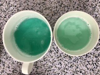 5、海洋慕斯蛋糕,100ml的雪碧里面加入200ml鸡尾酒，50ml的雪碧里面加入50ml的鸡尾酒，分别搅拌均匀，室温放凉后，放入冰箱冷藏8个小时