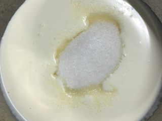 8、海洋慕斯蛋糕,准备做慕斯层了：淡奶油倒入盆里，加入白砂糖