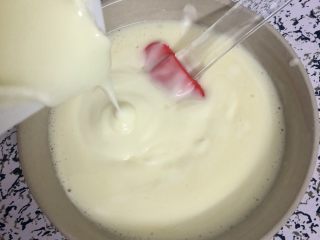 11、海洋慕斯蛋糕,放凉后倒入剩下的200g酸奶，加入柠檬汁，搅拌均匀