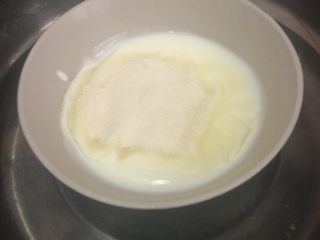 10、海洋慕斯蛋糕,另外准备个容器倒入100g的酸奶，10g的吉利丁粉，隔水加热搅拌至吉利丁粉完全融化，拿出室温放凉