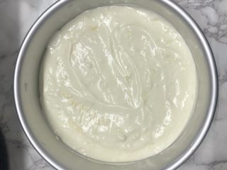 15、海洋慕斯蛋糕,把慕斯糊倒入模具里面，能盖住蛋糕就可以了