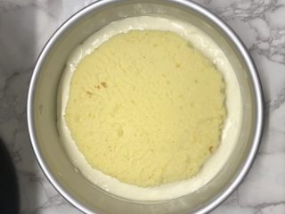 16、海洋慕斯蛋糕,接着再放入一片蛋糕