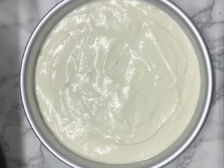 17、海洋慕斯蛋糕,把剩下的慕斯糊全部倒入