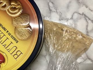 20、海洋慕斯蛋糕,沙滩层我是用曲奇饼做的，附近没买到消化饼，把饼干放进保鲜袋里面，用擀面棒碾碎就可以了