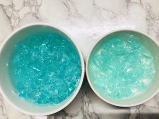 21、海洋慕斯蛋糕,酒冻拿出来后，用水果刀随意切碎就可以了