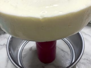 22、海洋慕斯蛋糕,脱模很简单，蛋糕从冰箱拿出后，用保温杯架在底部，然后用吹风筒在吹一吹模具边，模具很快就可以脱落了