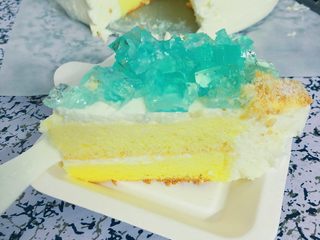 25、海洋慕斯蛋糕,切开后的蛋糕，好吃。