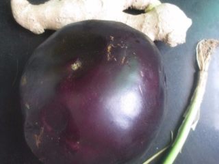 1、油泼酸辣茄子,新鲜茄子一样，其实用长条的茄子最好不过家里有圆茄子就将就用