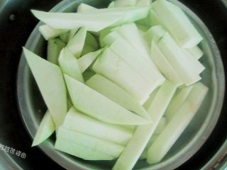 4、油泼酸辣茄子,上锅蒸熟透