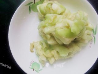 6、油泼酸辣茄子,正好的茄子晾凉，用手挤去多余的水份