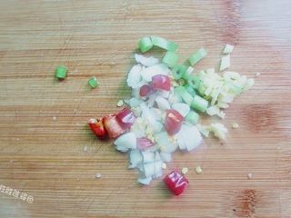 10、油泼酸辣茄子,准备好蒜泥， 姜末，小葱， 红辣椒、花椒等原料；