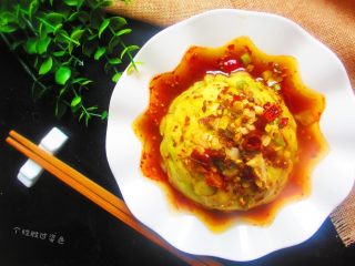 12、油泼酸辣茄子,烧热的热油浇在准备好的茄子上，想问扑鼻而来~