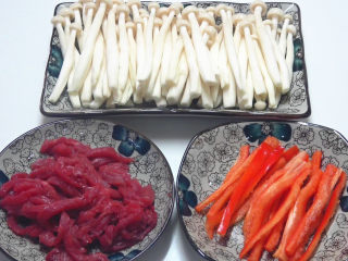 1、牛柳海鲜菇,准备材料，牛肉切条，海鲜菇，红辣椒切条