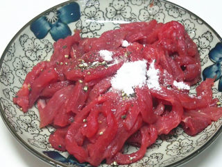 2、牛柳海鲜菇,牛肉给盐，黑胡椒碎，小苏打，料酒