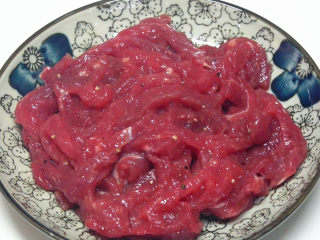 3、牛柳海鲜菇,把牛肉抓匀