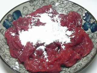 4、牛柳海鲜菇,加入生粉