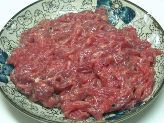 5、牛柳海鲜菇,继续抓匀，腌制15分钟左右