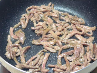 7、牛柳海鲜菇,把牛柳滑熟备用